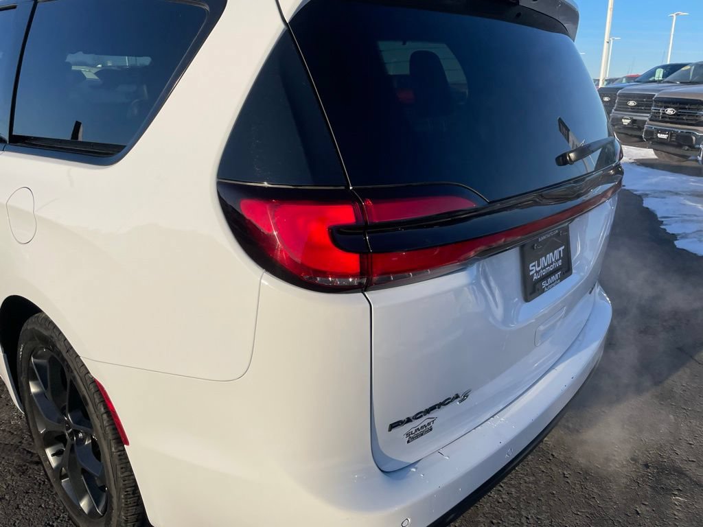 Used 2025 Chrysler Pacifica Limited FWD image 38