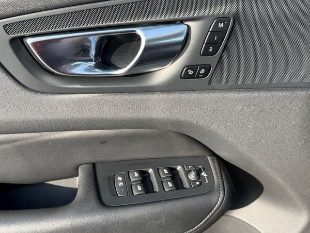 Used 2025 Volvo XC60 B5 Plus image 28