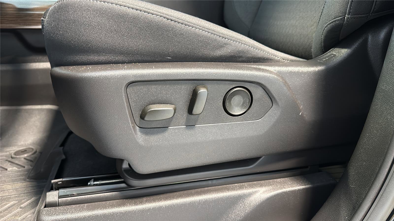 Used 2025 Chevrolet Silverado 1500 LT Trail Boss w/ Convenience Package II AWD/4WD image 24