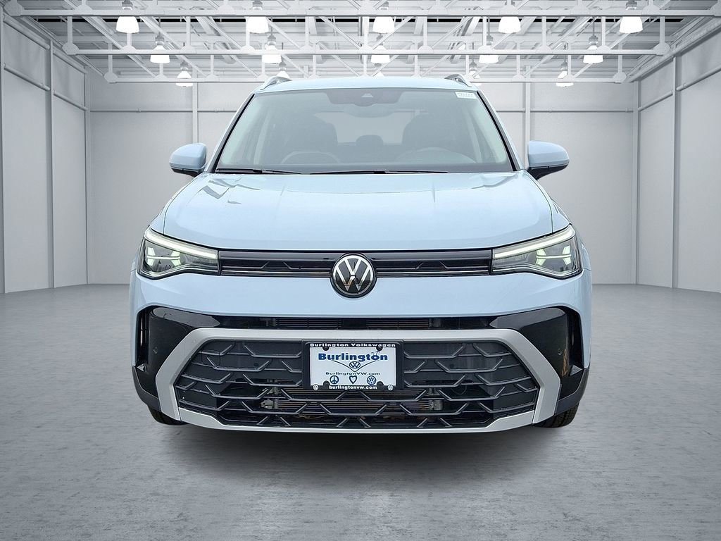 Used 2025 Volkswagen Taos SE image 2