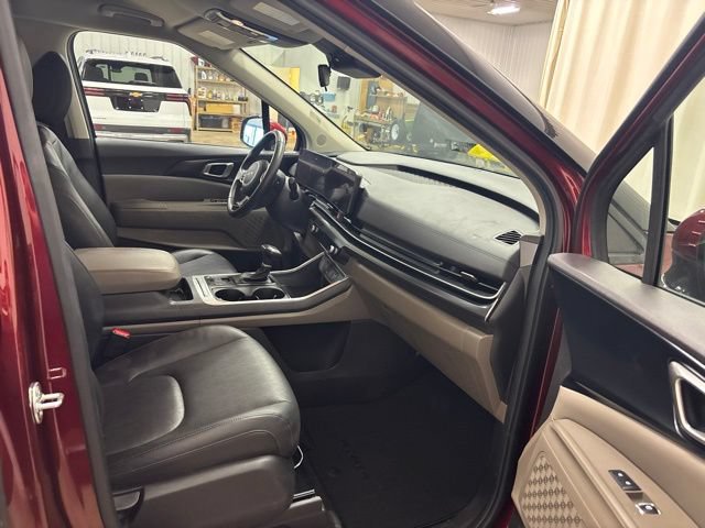 Used 2025 Kia Carnival FWD image 13