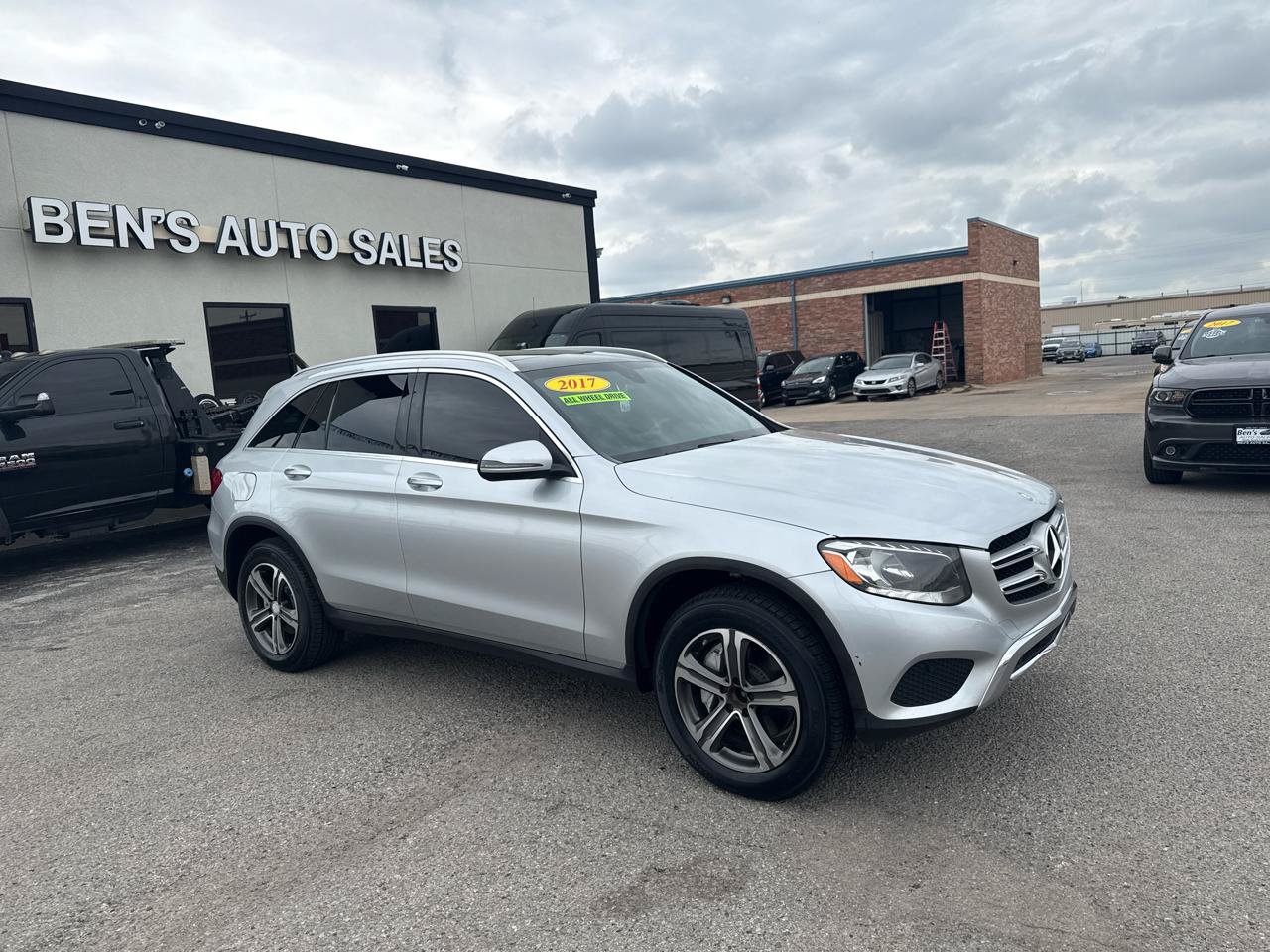Used 2017 Mercedes-Benz GLC 300 4MATIC image 4