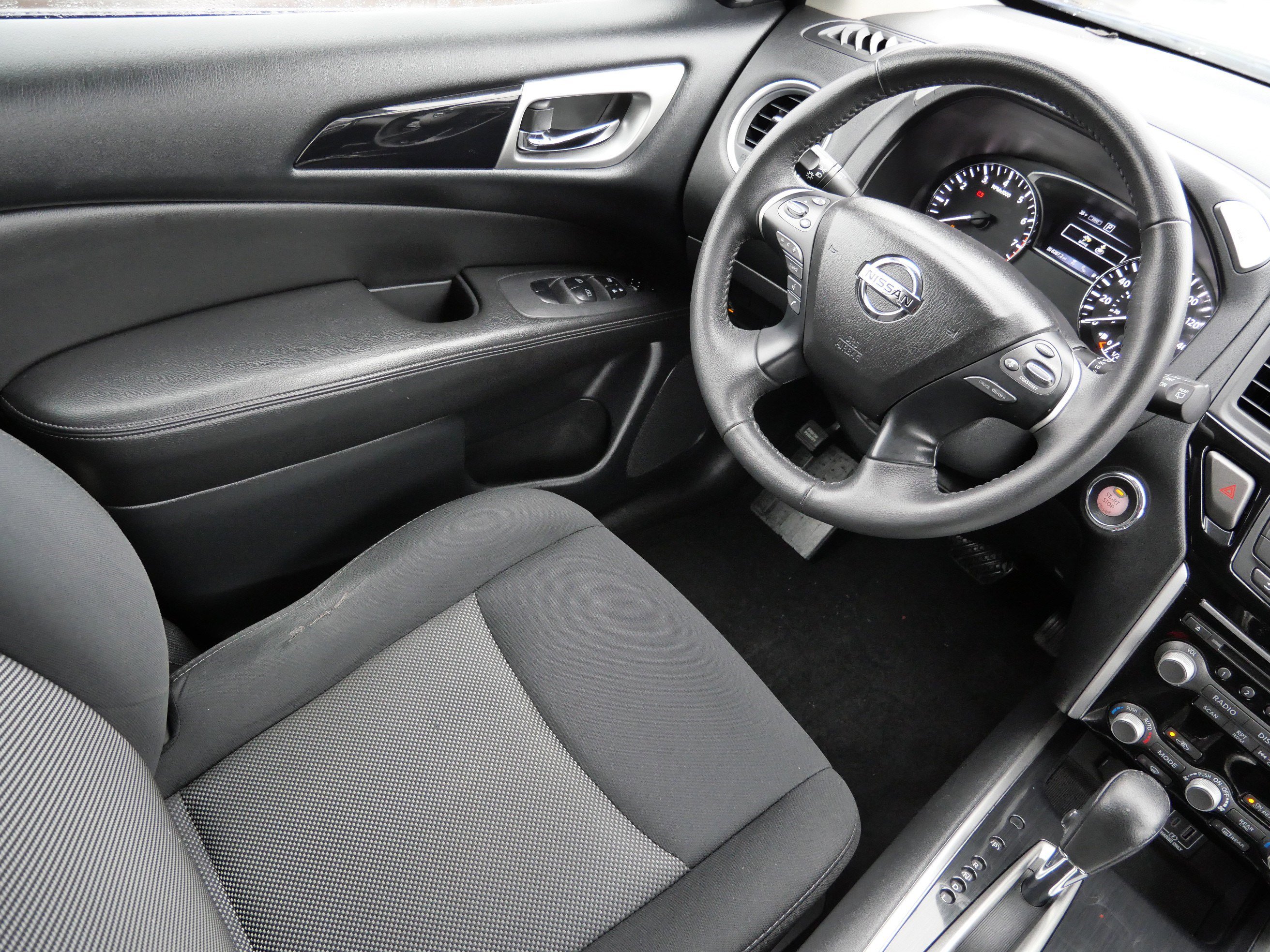 Used 2019 Nissan Pathfinder SV image 9