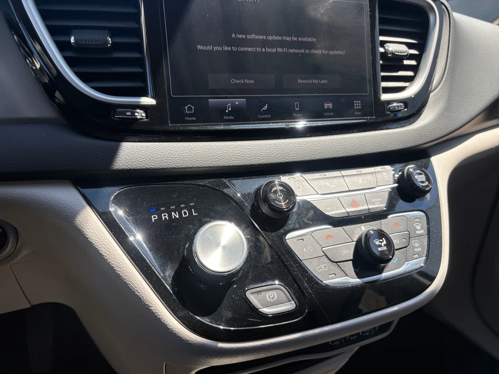 Used 2023 Chrysler Pacifica Touring-L FWD image 15