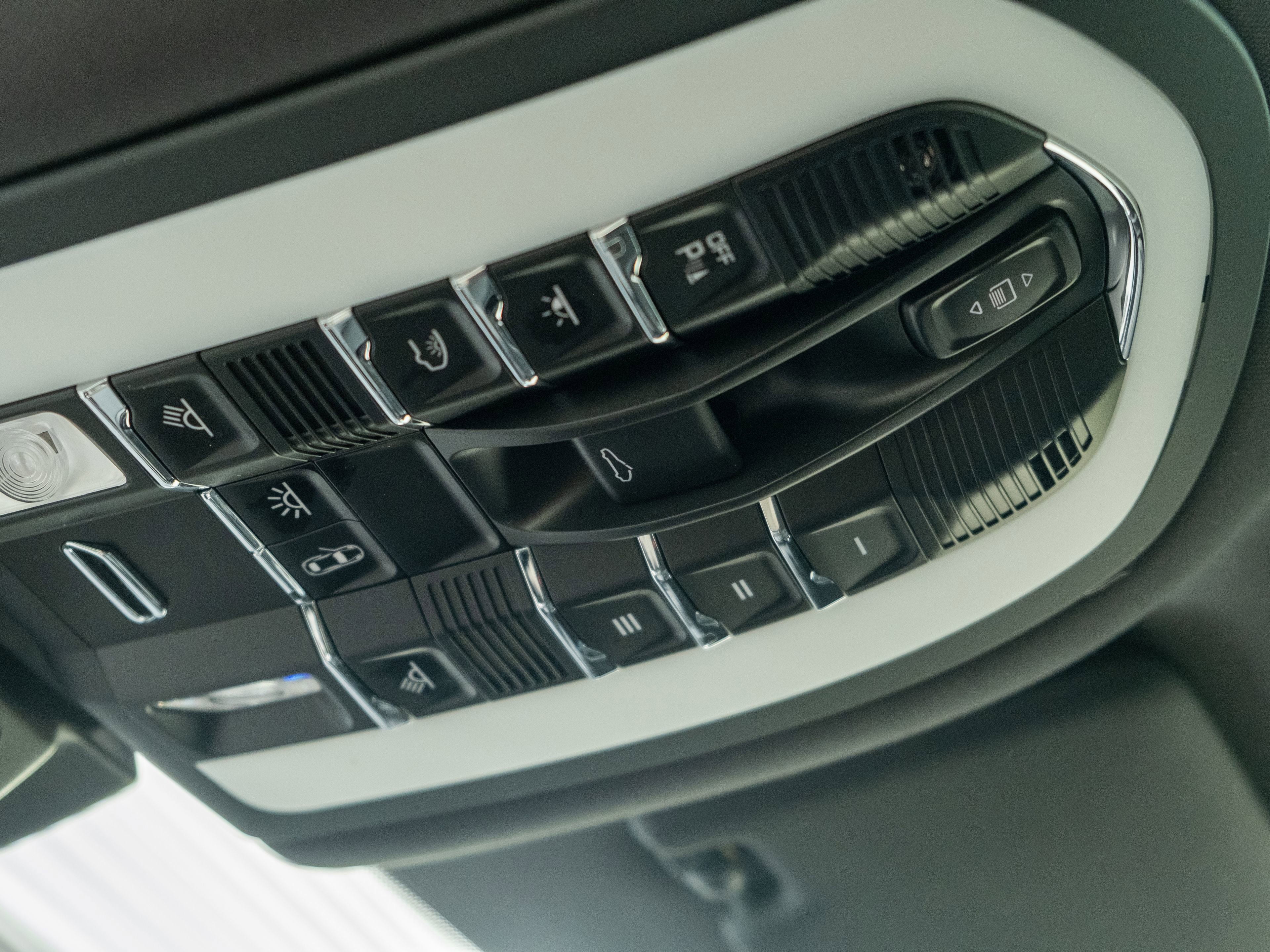 Certified 2026 Porsche Macan AWD/4WD image 32