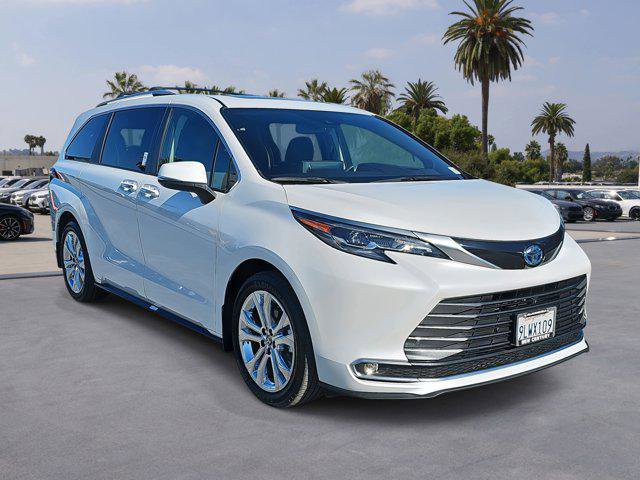 Used 2024 Toyota Sienna Platinum image 3
