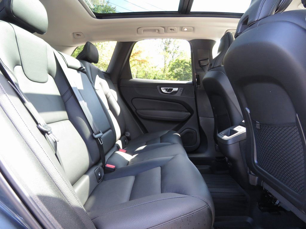 Used 2022 Volvo XC60 B5 Momentum image 17