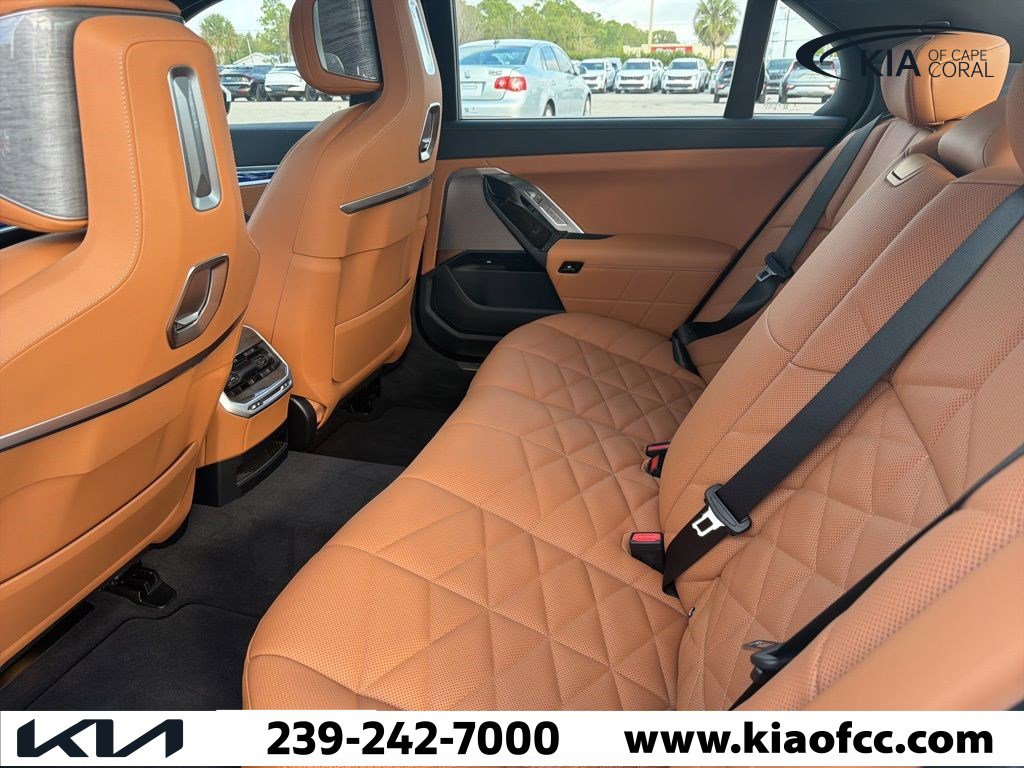 Used 2025 BMW 740i w/ Premium Package image 5