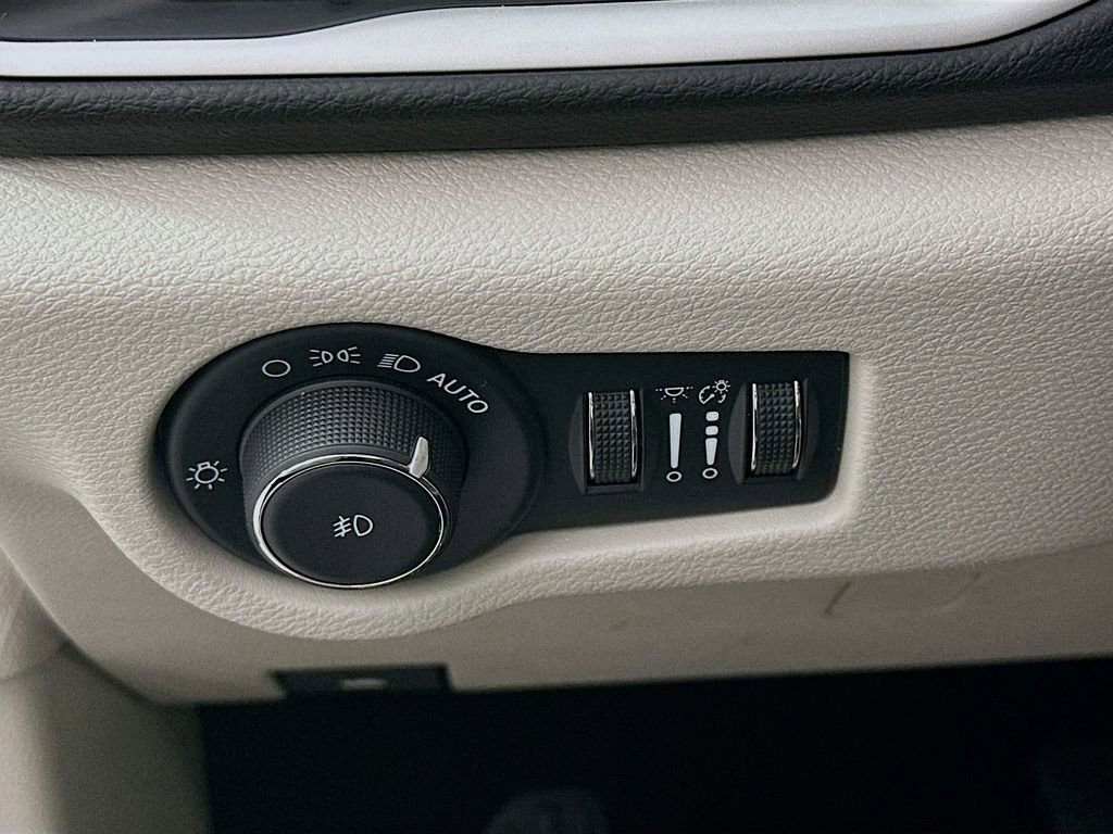 Certified 2024 Chrysler Pacifica Touring-L image 17