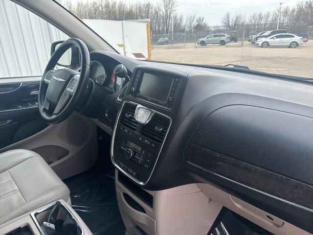 Used 2013 Chrysler Town & Country Touring FWD image 17