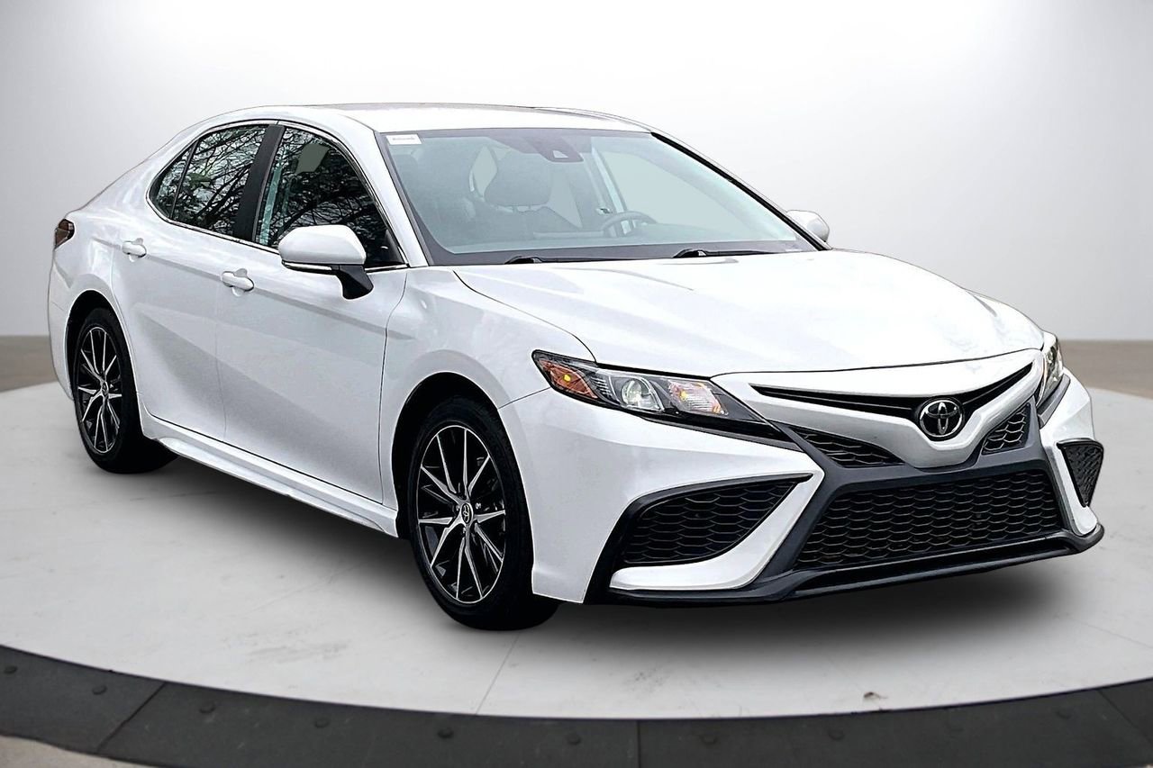 Used 2023 Toyota Camry SE image 2