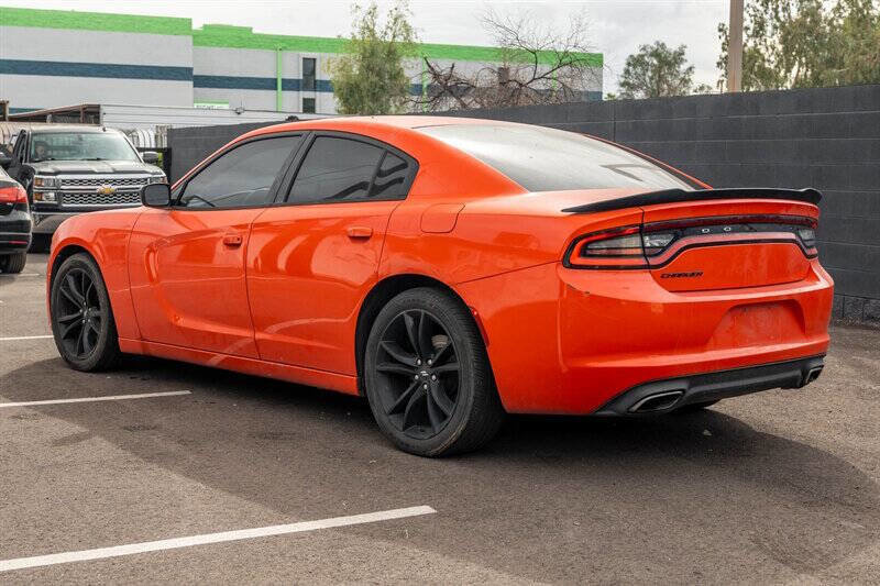 Used 2017 Dodge Charger SE w/ Blacktop Package image 3