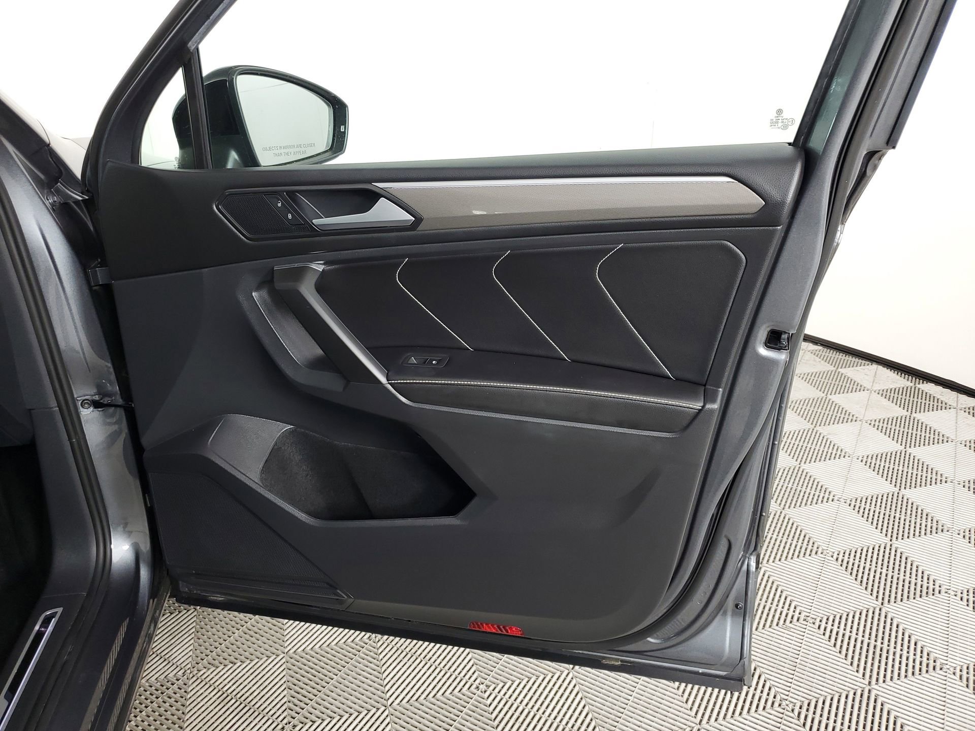 Used 2022 Volkswagen Tiguan SE R-Line image 21