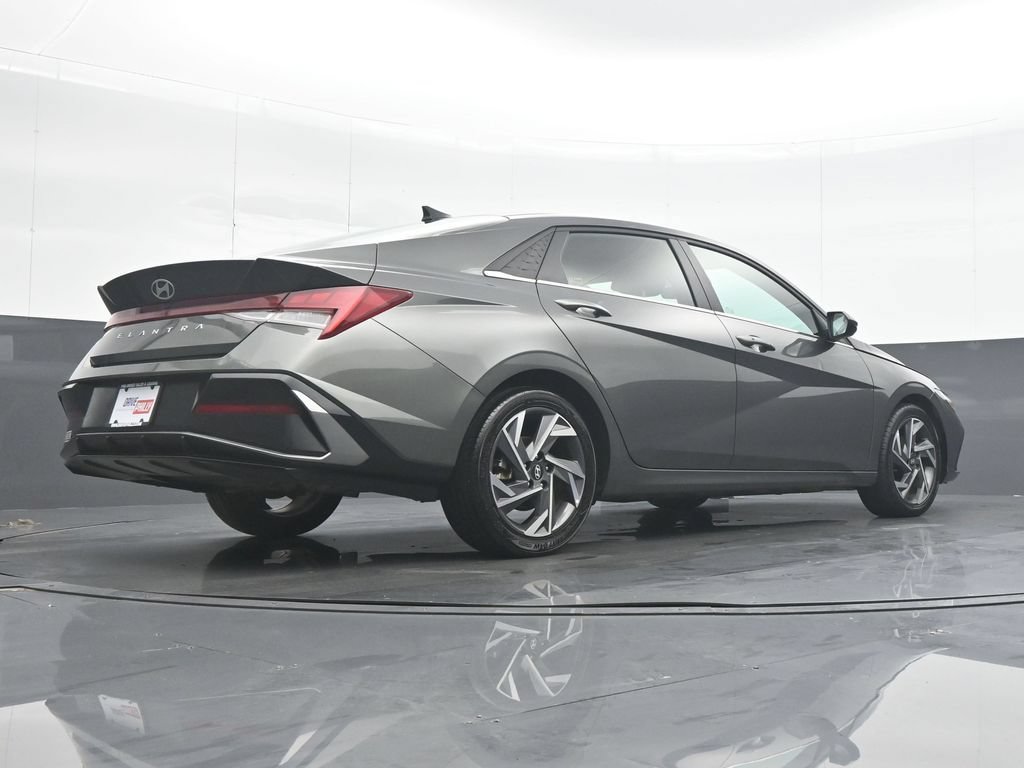 Used 2025 Hyundai Elantra SEL FWD image 30