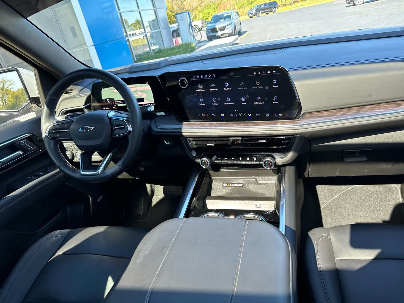 Used 2025 Chevrolet Suburban Z71 w/ Comfort Package AWD/4WD image 6