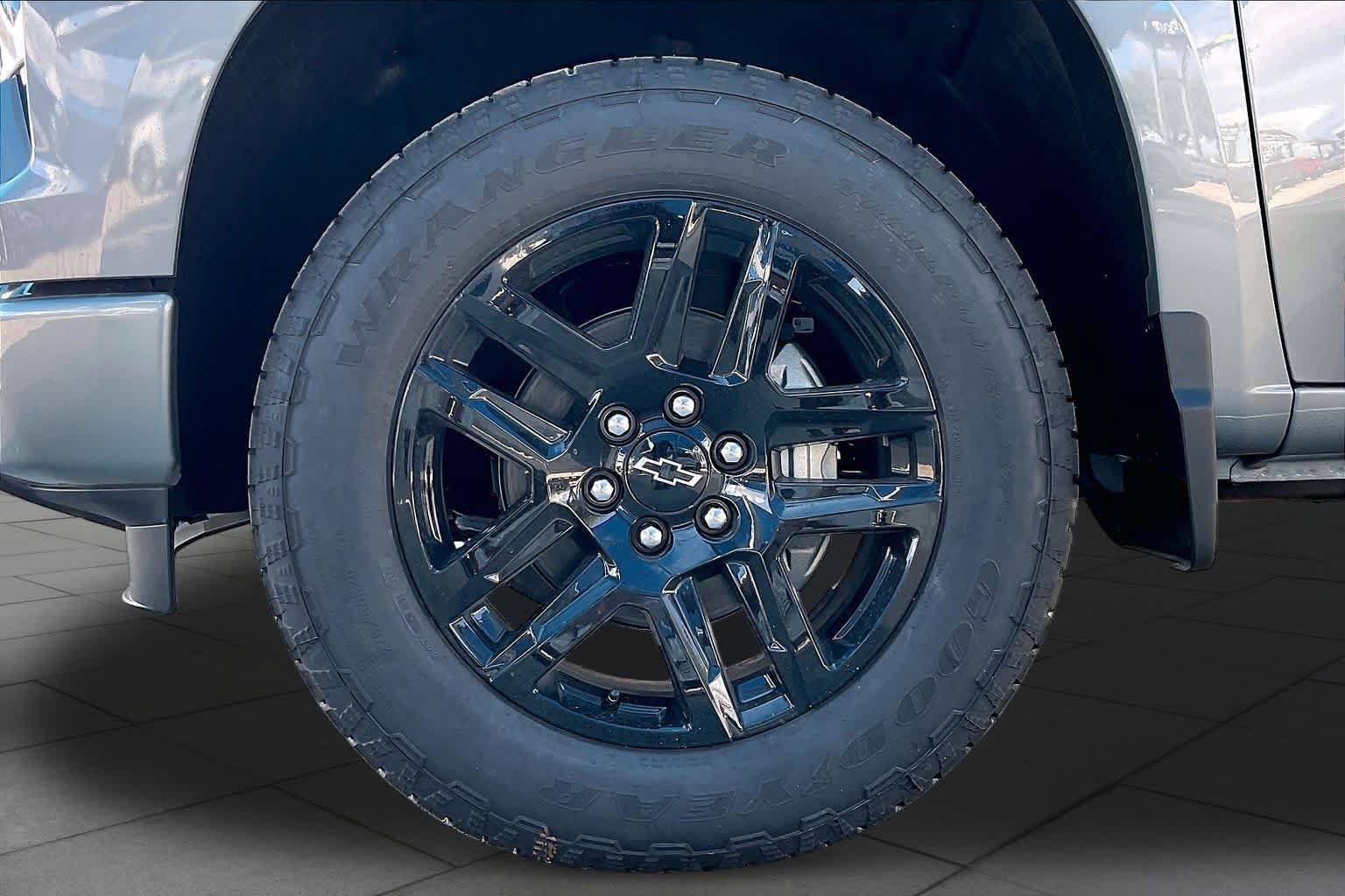 New 2026 Chevrolet Silverado 1500 Custom w/ Turbomax Blackout Package AWD/4WD image 11