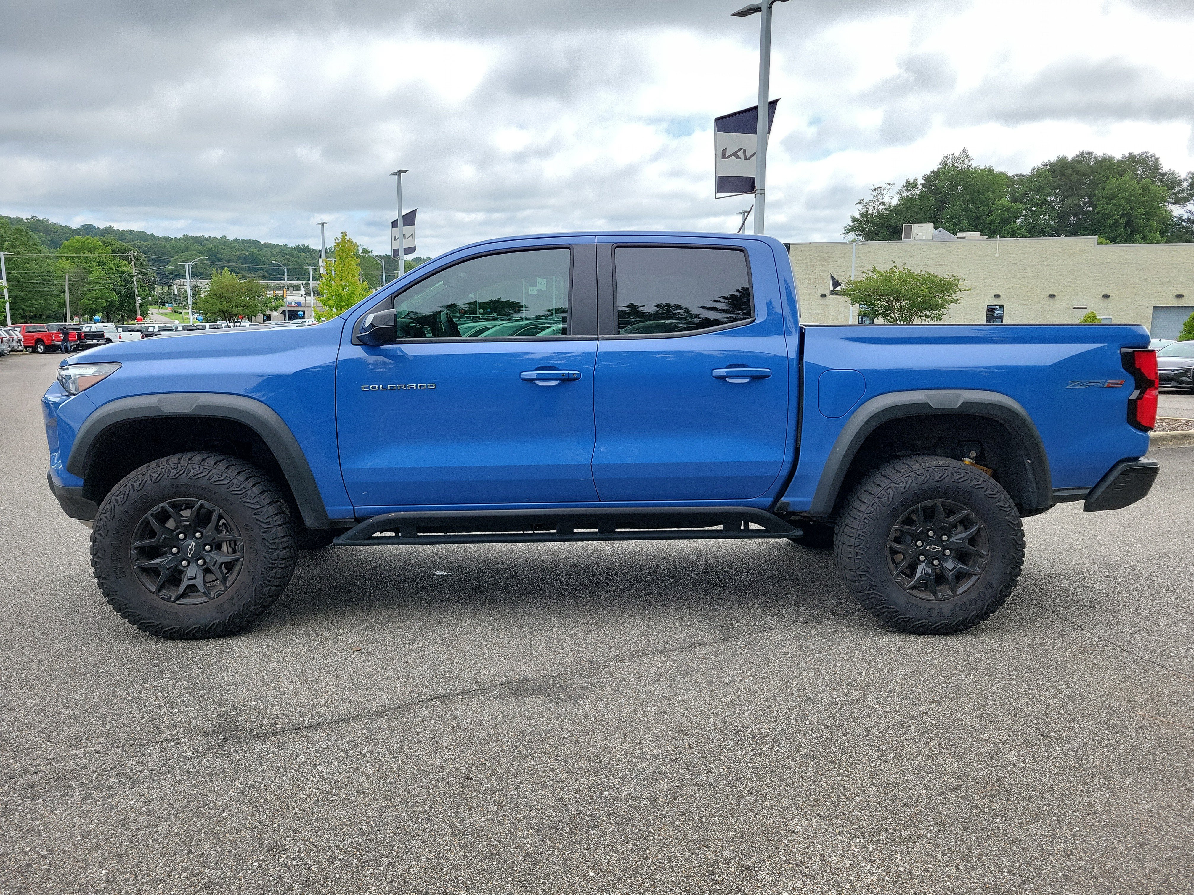 Used 2025 Chevrolet Colorado ZR2 w/ Midnight Edition AWD/4WD image 2