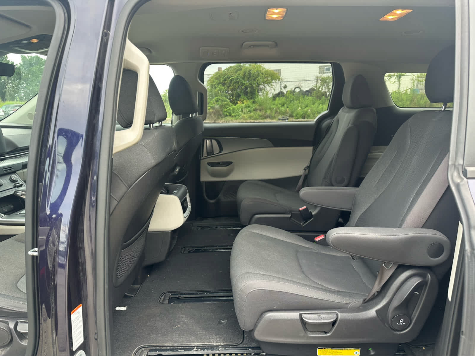 Used 2022 Kia Carnival LX FWD image 18