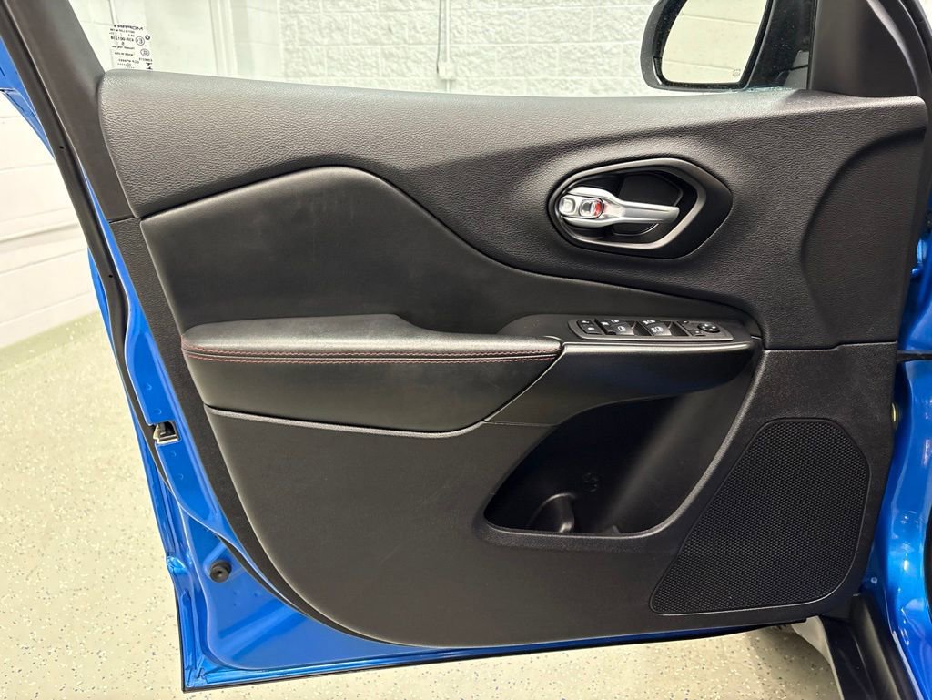 Used 2022 Jeep Cherokee Trailhawk AWD/4WD image 13