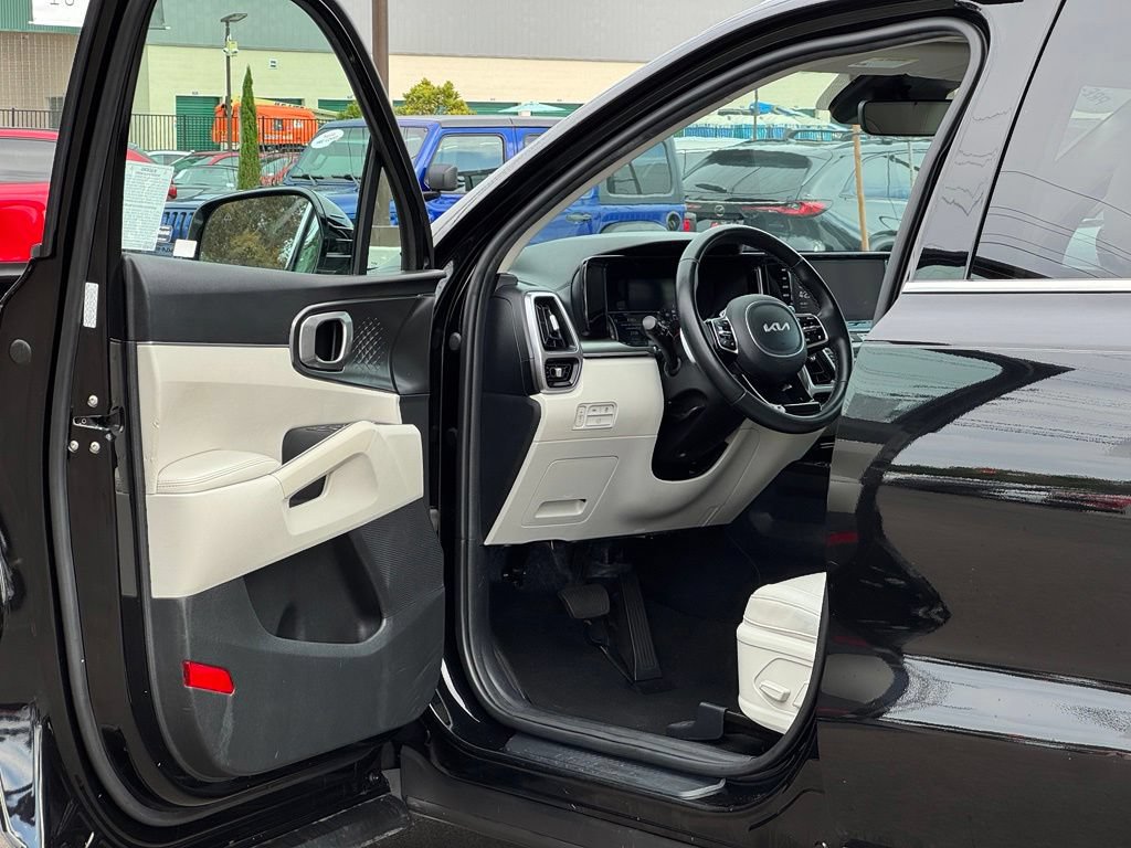 Used 2023 Kia Sorento EX w/ Panoramic Sunroof Package FWD image 8