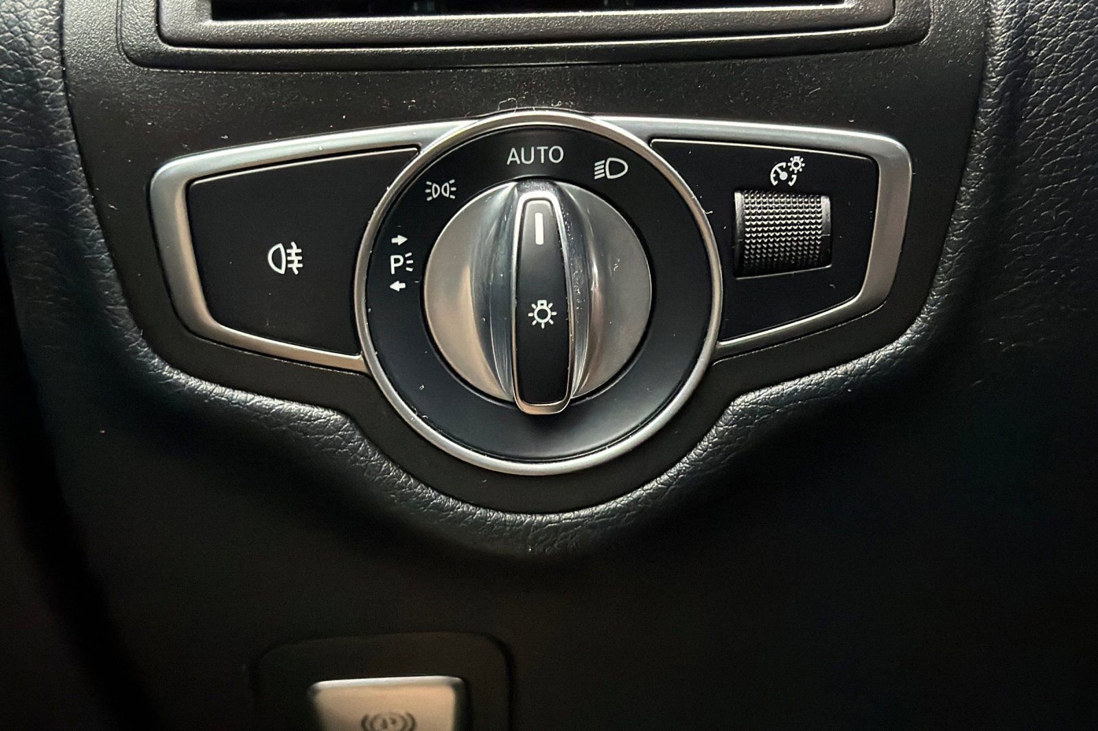 Used 2019 Mercedes-Benz GLC 300 4MATIC image 38