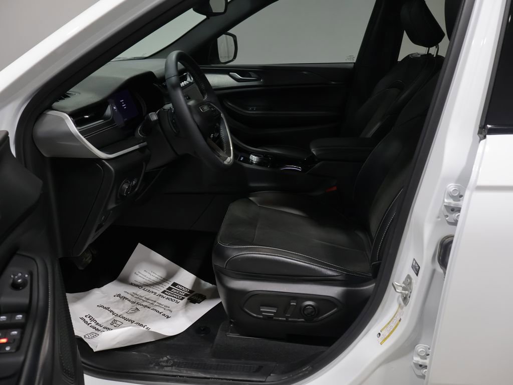 Used 2023 Jeep Grand Cherokee Altitude image 11