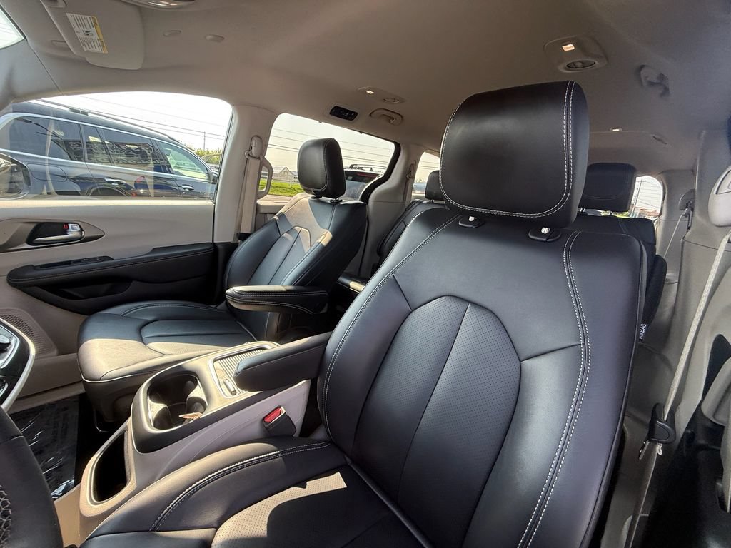 Used 2024 Chrysler Pacifica Touring-L FWD image 13