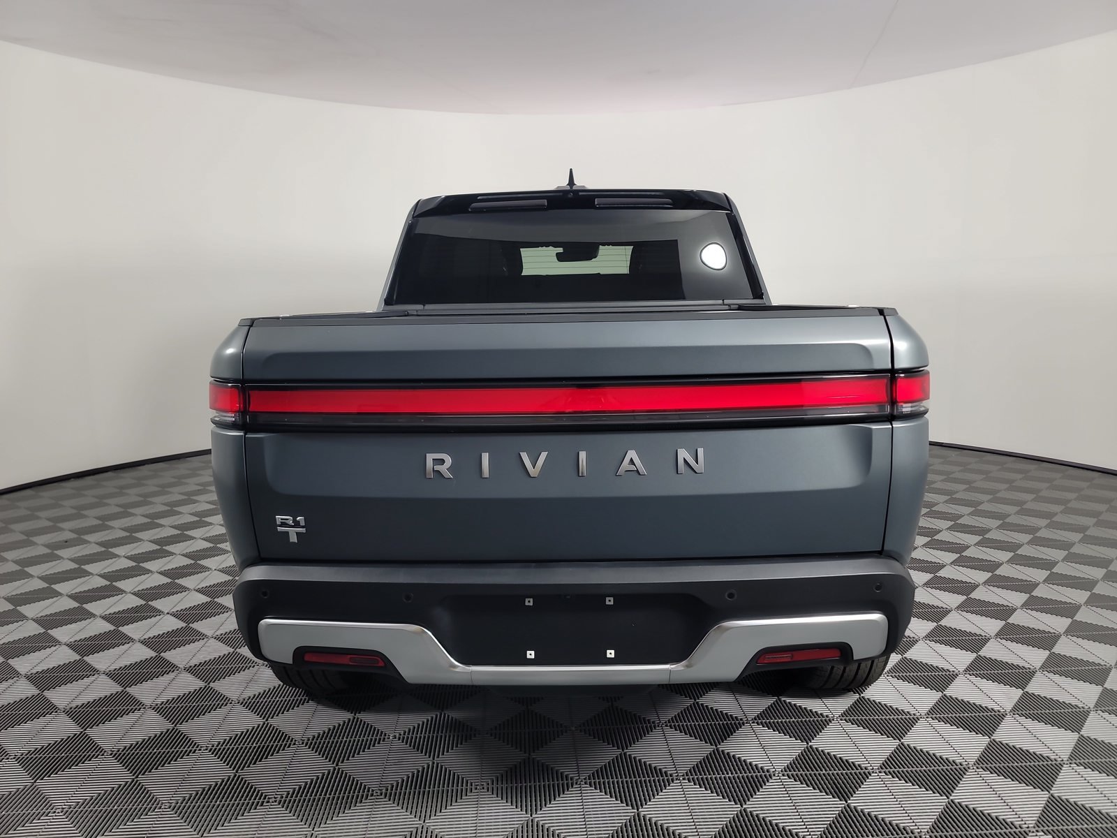 Used 2024 Rivian R1T Adventure Dual AWD/4WD image 4