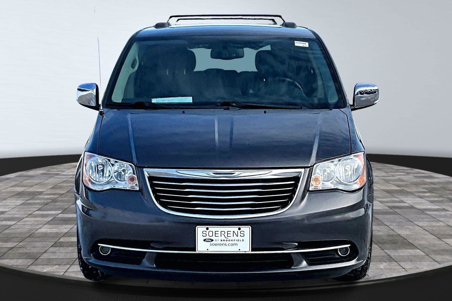 Used 2015 Chrysler Town & Country Touring-L w/ Driver Convenience Group image 3