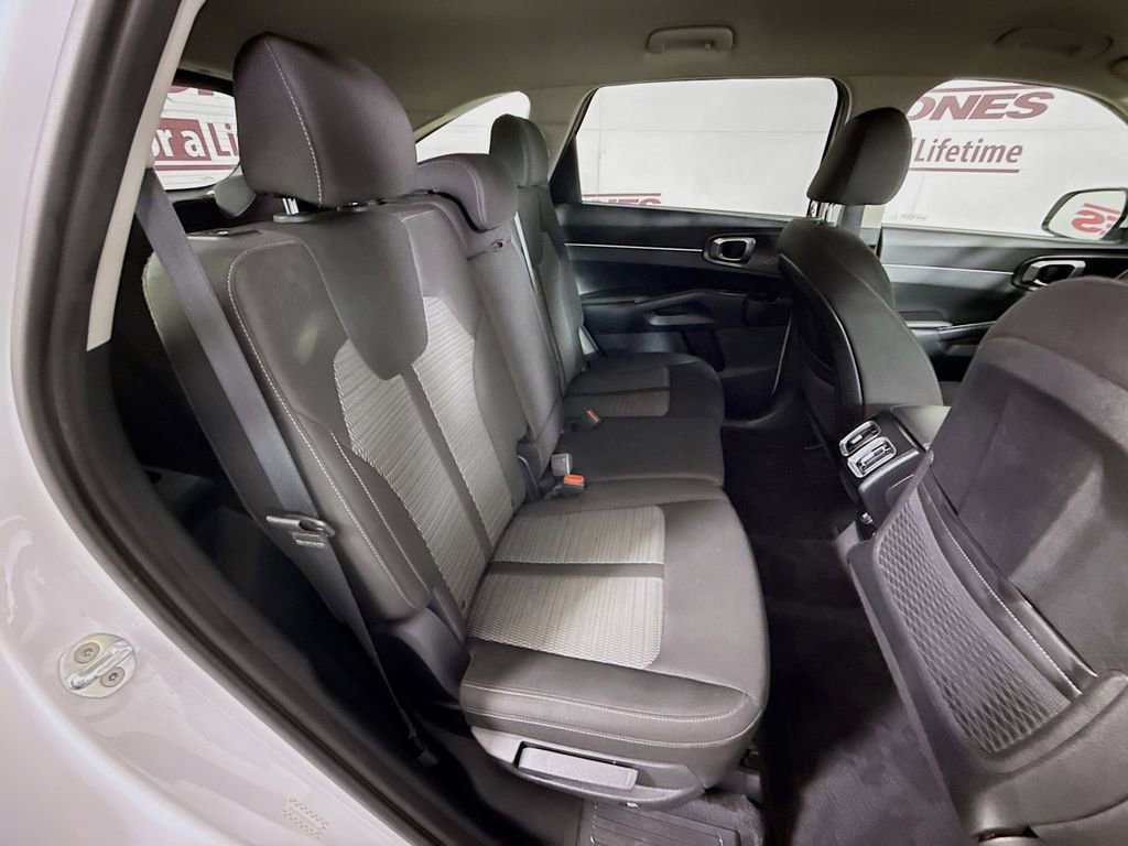 Used 2022 Kia Sorento LX image 29