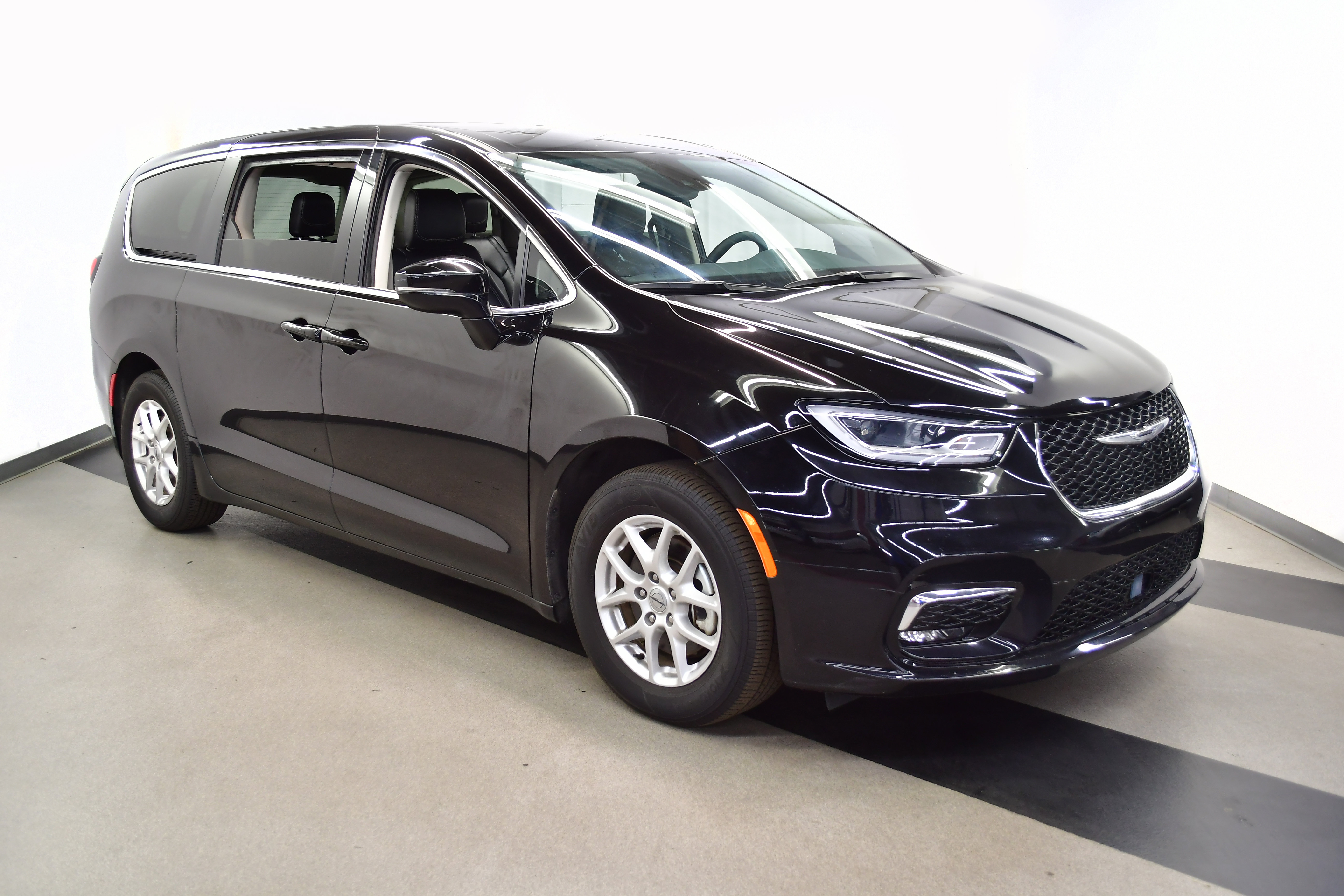 Used 2024 Chrysler Pacifica Touring-L FWD image 2
