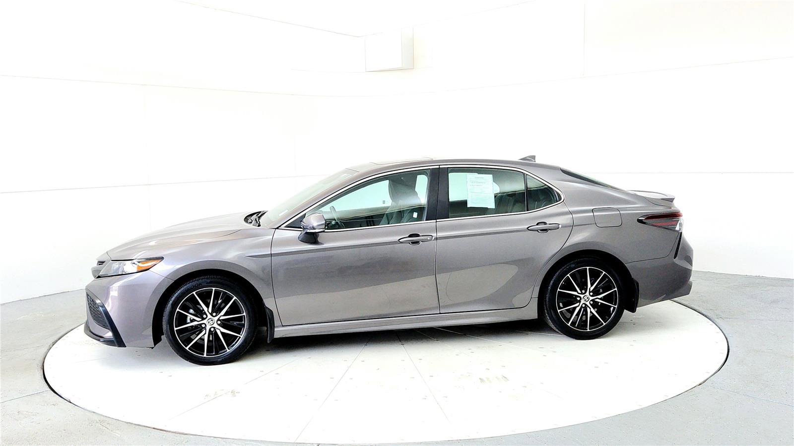 Used 2023 Toyota Camry SE image 3