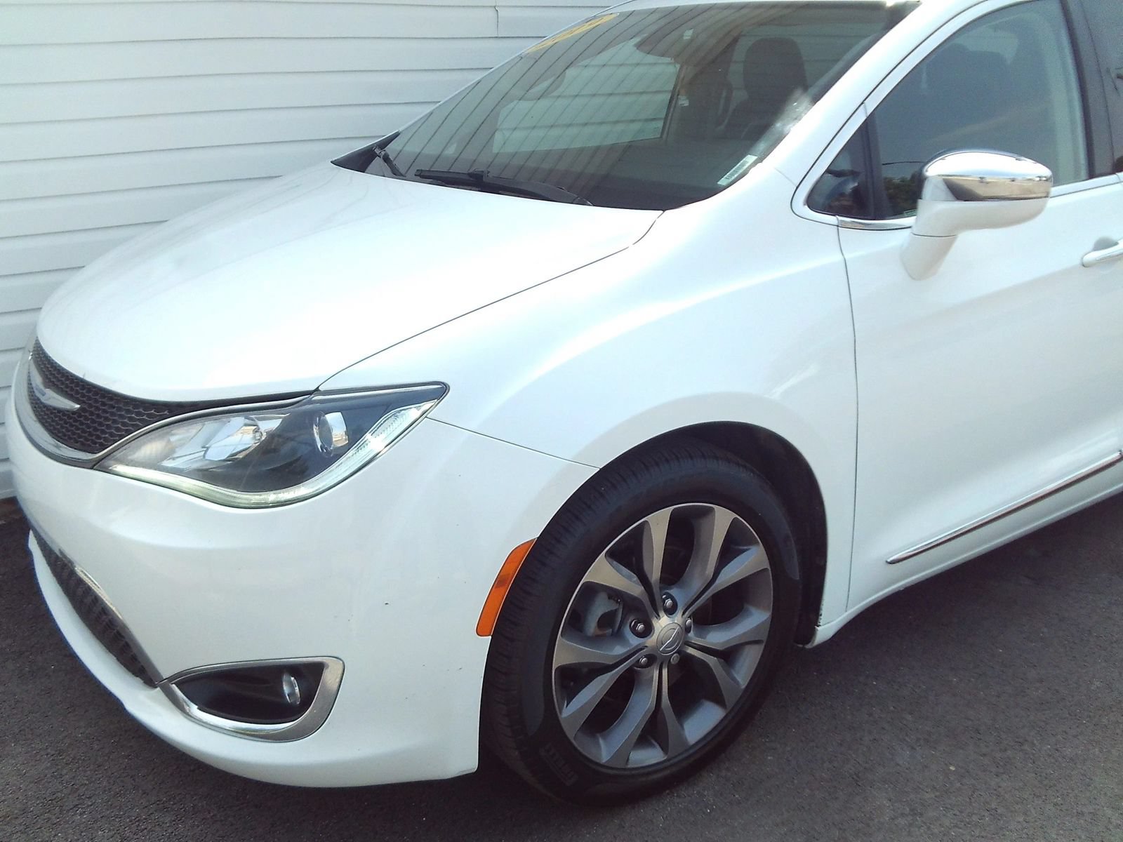 Used 2019 Chrysler Pacifica Limited w/ Tire & Wheel Group FWD image 4