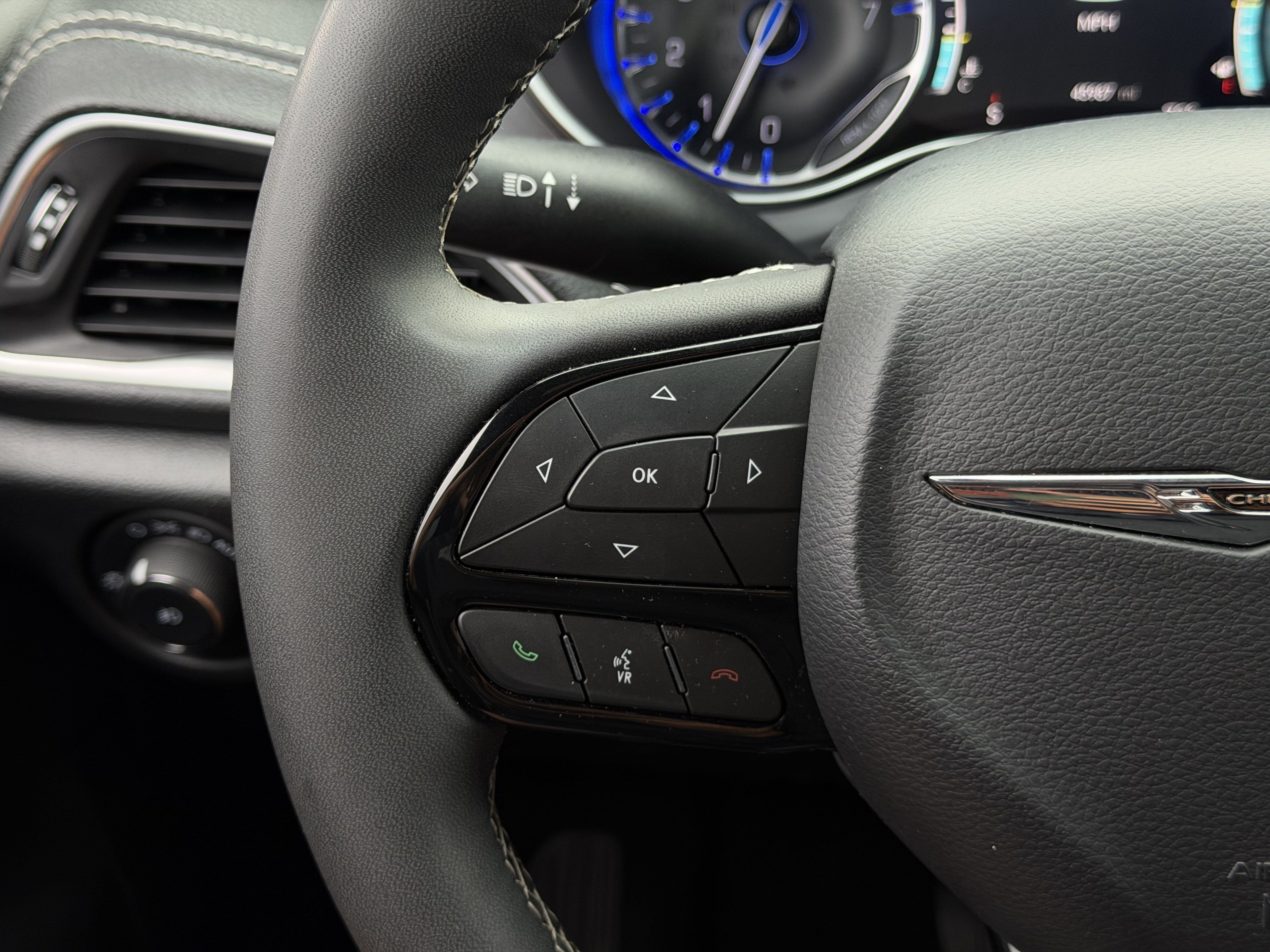 Used 2025 Chrysler Pacifica Limited FWD image 18