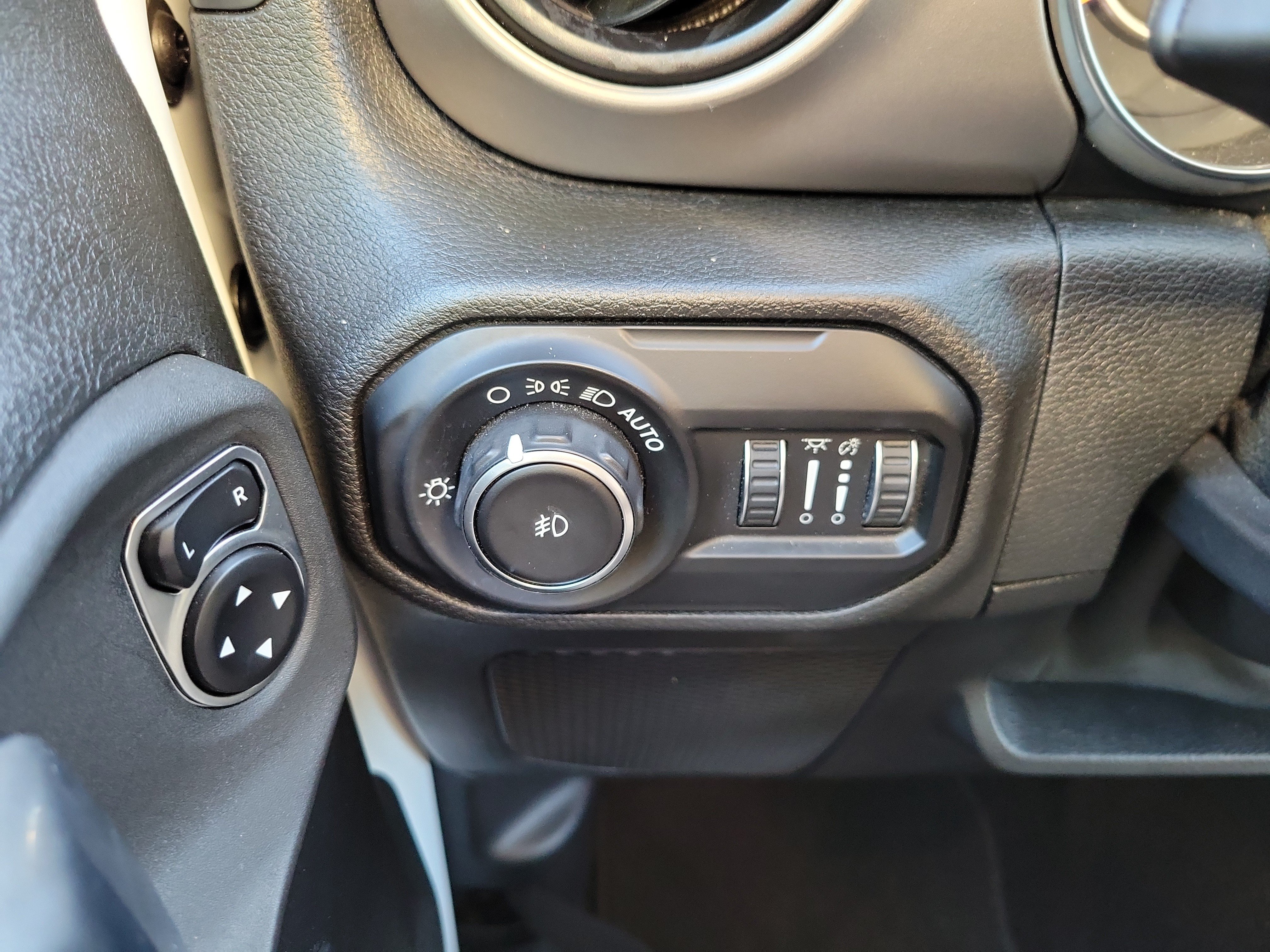 Used 2020 Jeep Wrangler Sport AWD/4WD image 16