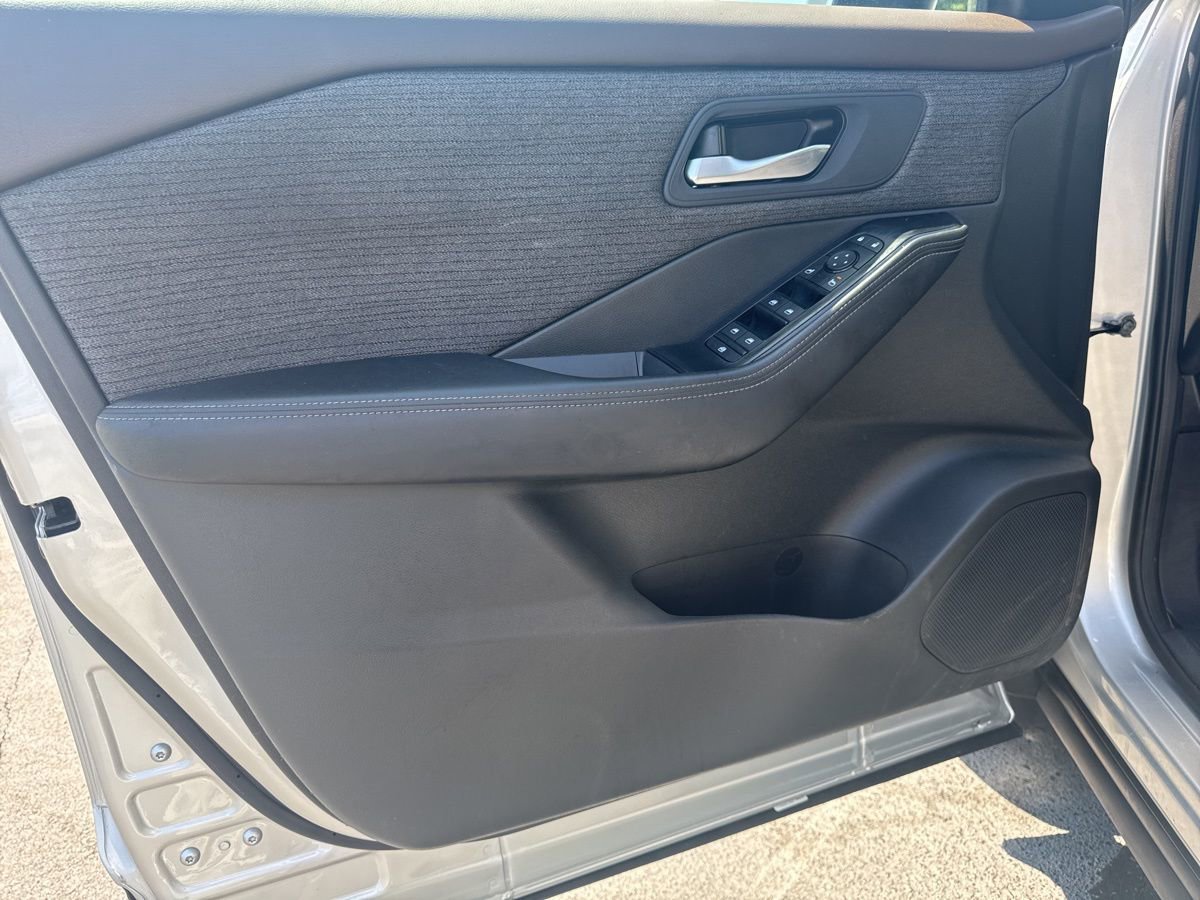 Used 2023 Nissan Rogue SV AWD/4WD image 14