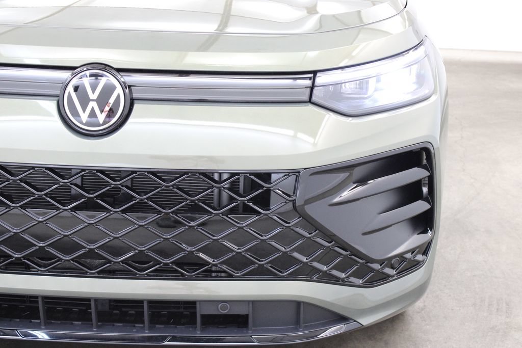 New 2026 Volkswagen Tiguan SE R-Line FWD image 8