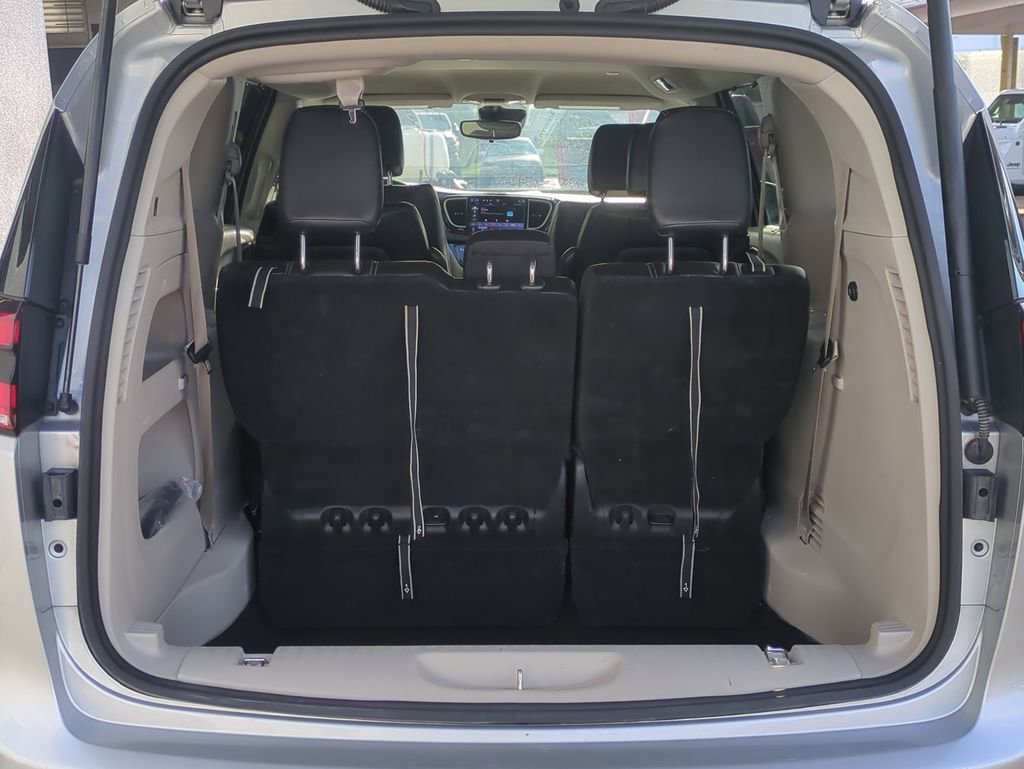 Used 2023 Chrysler Pacifica Touring-L image 14