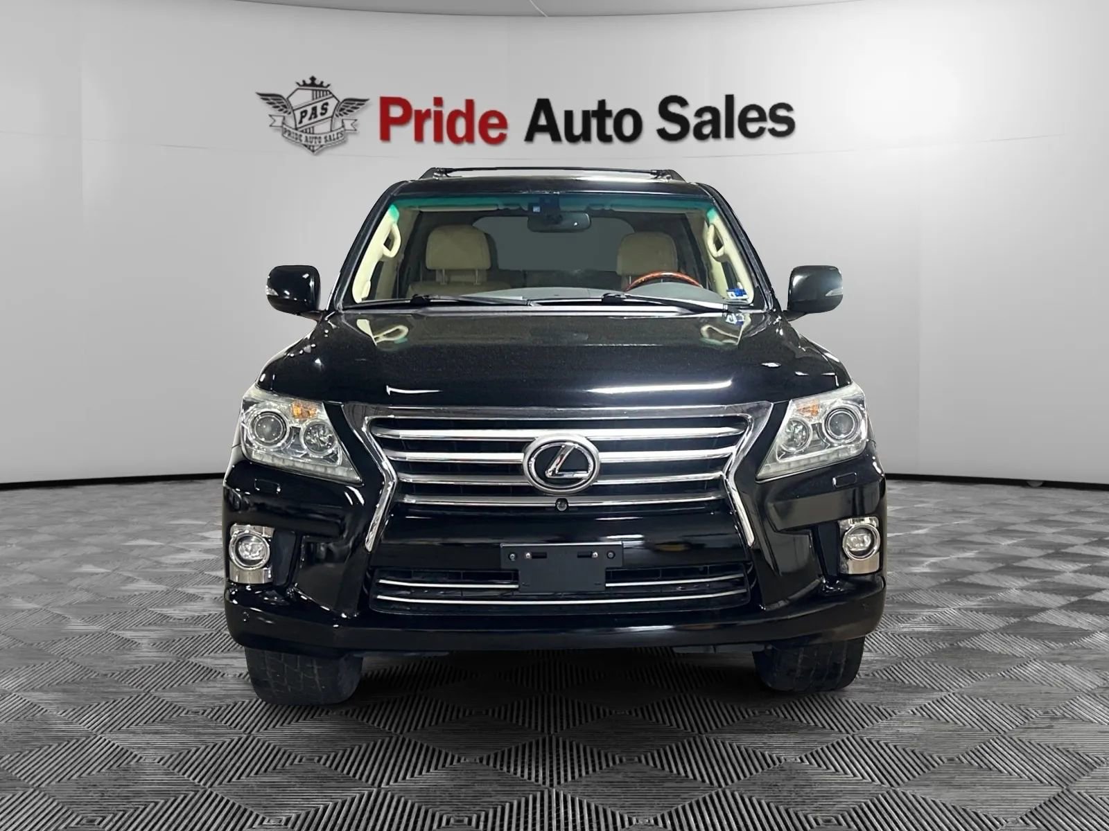 Used 2015 Lexus LX 570 4WD w/ Luxury Package image 2