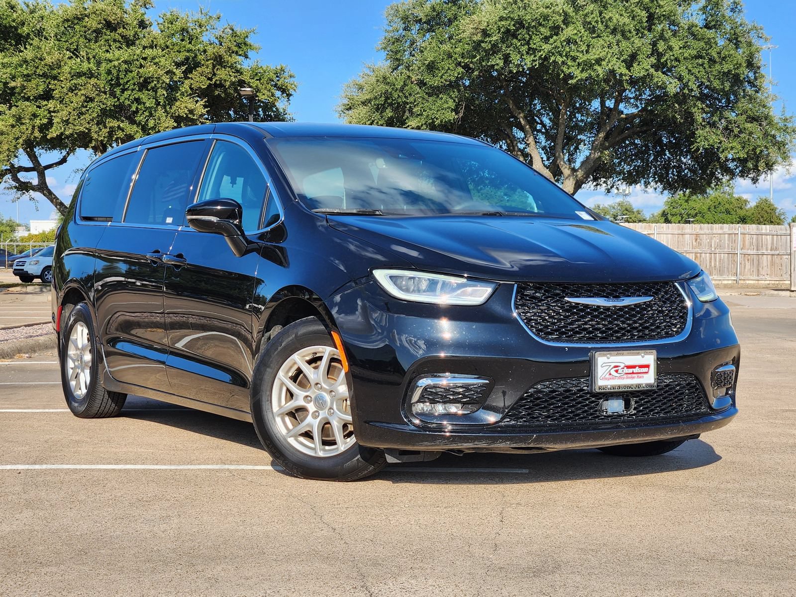 Used 2025 Chrysler Pacifica Select