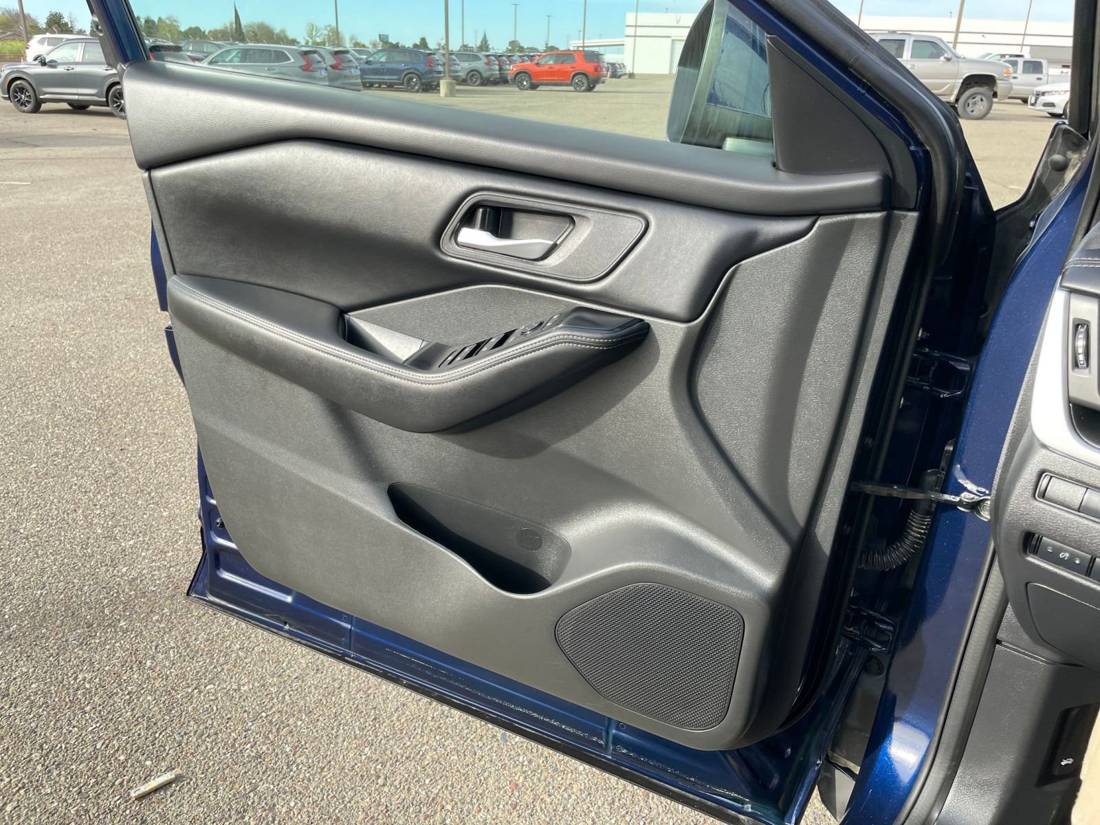 Used 2025 Nissan Rogue SV image 18