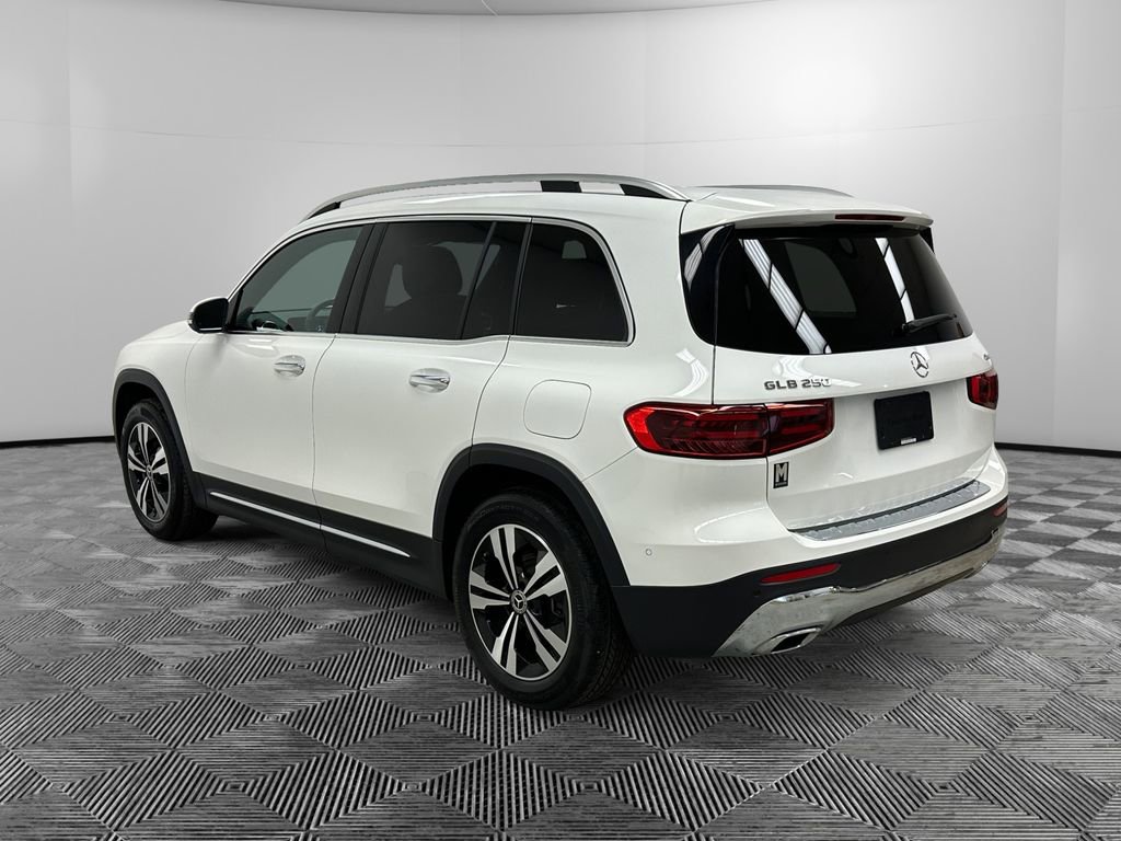 Used 2025 Mercedes-Benz GLB 250 4MATIC image 3