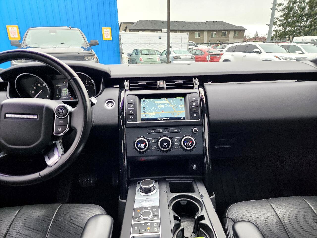 Used 2017 Land Rover Discovery SE image 14