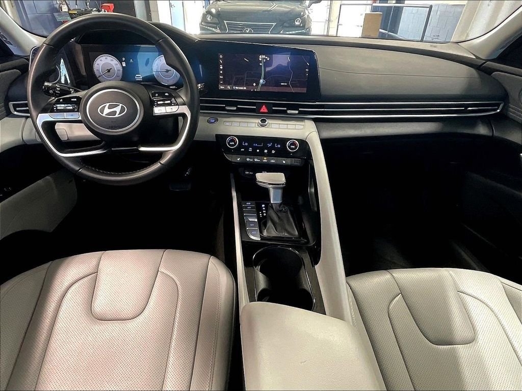 Certified 2025 Hyundai Elantra Limited FWD image 21