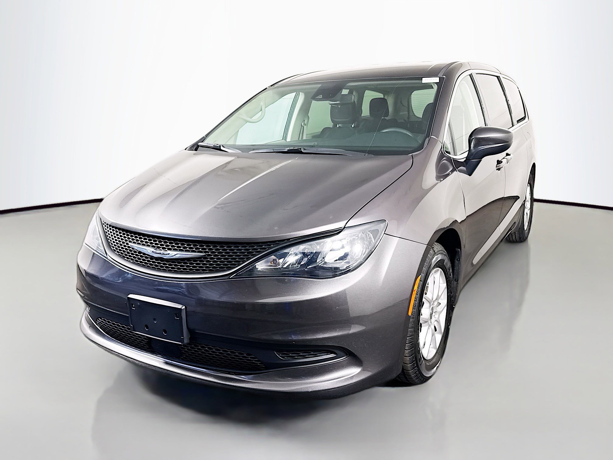 Used 2023 Chrysler Voyager LX image 4