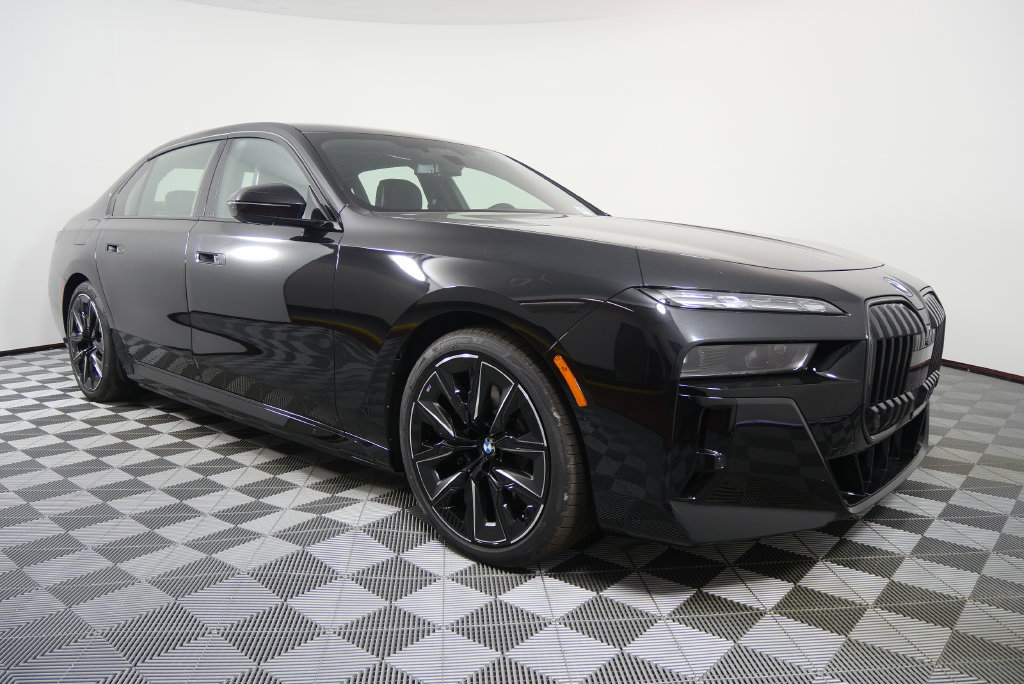Used 2026 BMW 750e xDrive AWD/4WD image 2