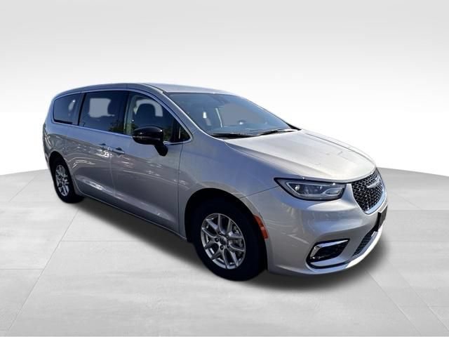 Used 2024 Chrysler Pacifica Touring-L FWD image 10