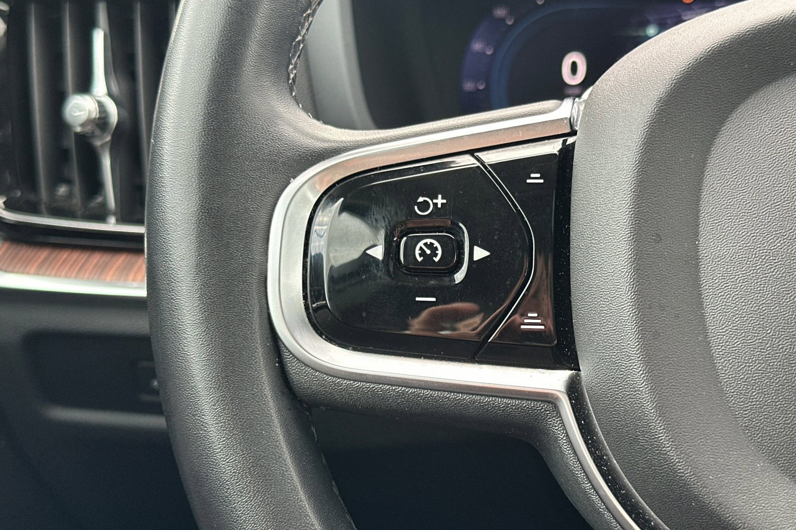 Used 2024 Volvo S60 B5 Plus image 36