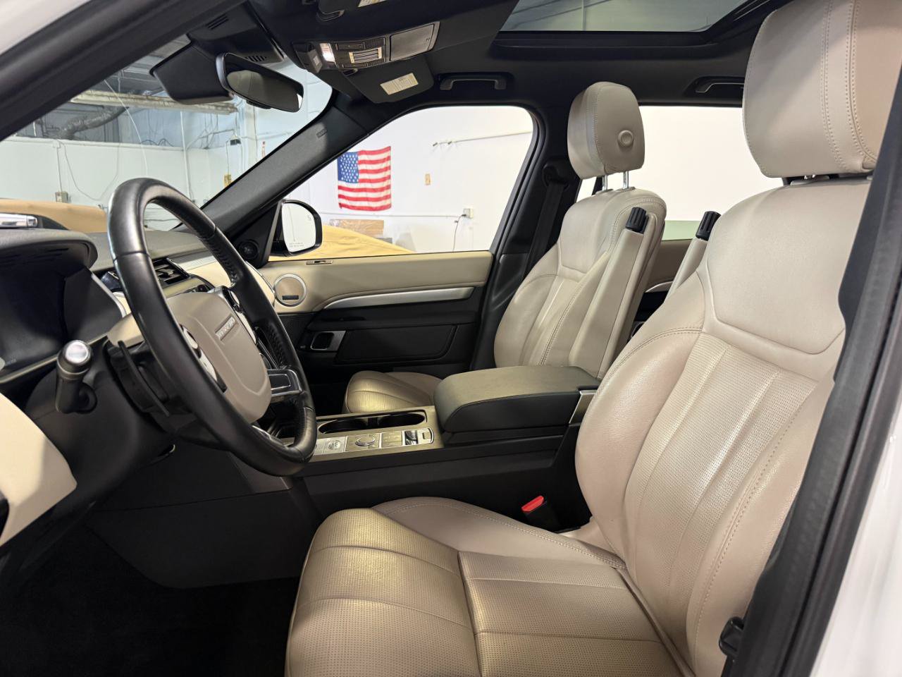 Used 2020 Land Rover Discovery Landmark AWD/4WD image 4