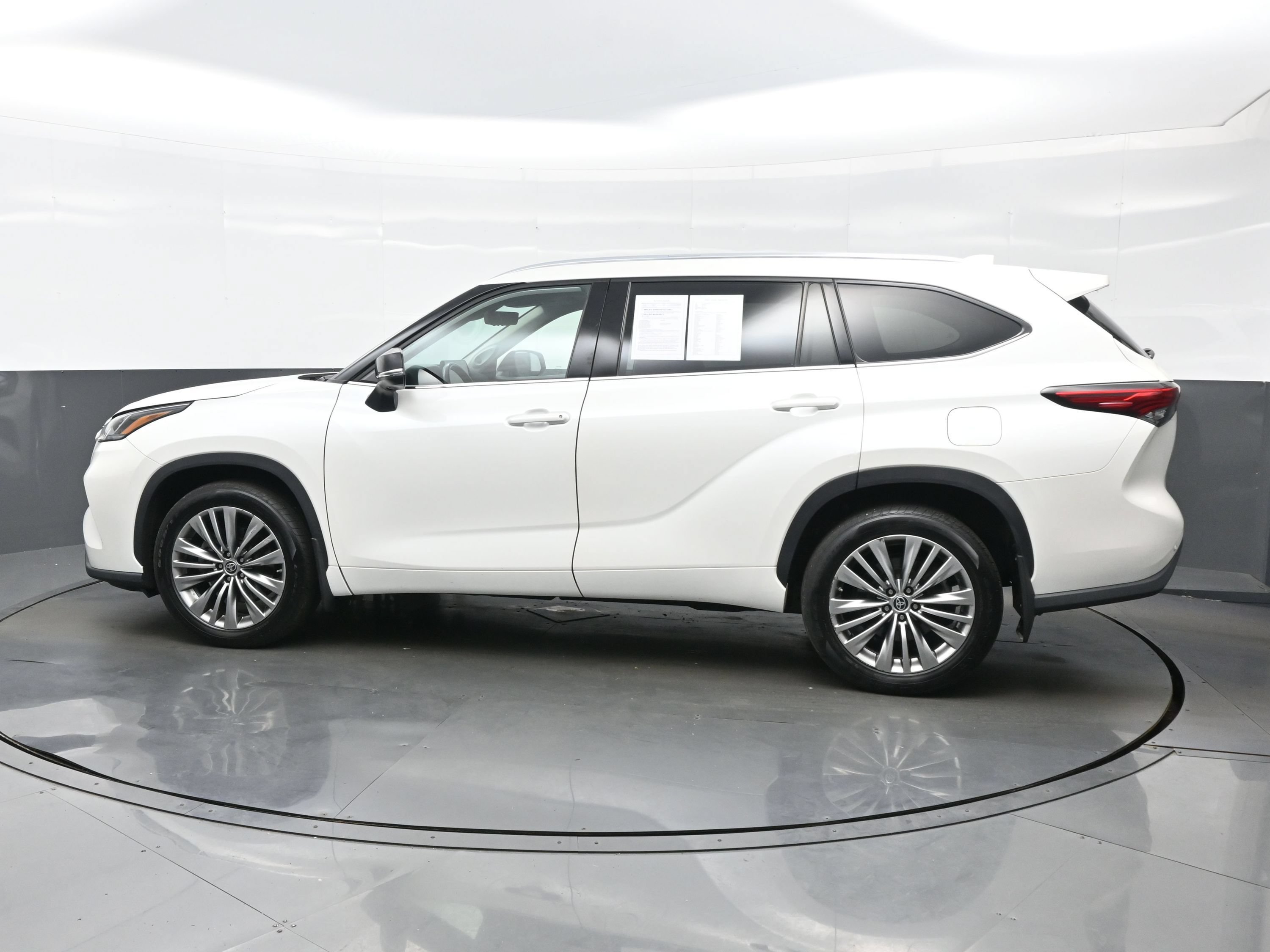 Used 2021 Toyota Highlander Platinum AWD/4WD image 3